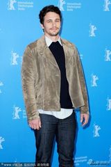 组图：《拉芙莱斯》记者会 阿曼达红裙迷人