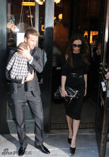 组图：好男人典范！小贝带孩子辣妹负责扮靓