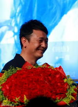 高清图：王筝演唱会幸福开场 老公送花献吻助阵现场