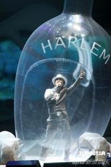 高清图：庾澄庆开唱化身美男鱼 好友张学友助阵