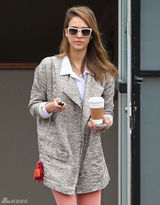 组图：杰西卡-阿尔芭街拍灰色大衣搭配粉裤