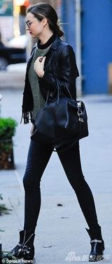 组图：米兰达流苏皮衣干练 红唇展笑颜心情佳