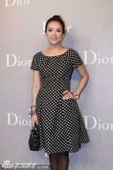 组图：章子怡简洁装扮亮相唇红齿白微笑甜美