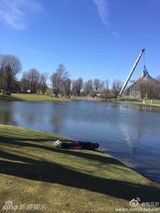 组图：包贝尔搞怪游欧洲 五体投地“横尸”街头