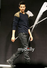 幻灯图：元彬出席新片《叔叔》新闻发布会