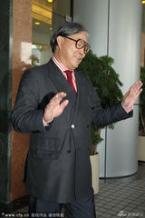 组图：郭晶晶顺利产子 霍震霆现身医院喜不自胜