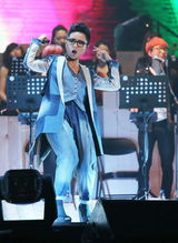 组图：周笔畅8日北京开唱 台上活力十足