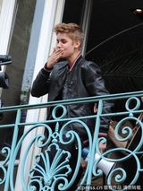 组图：比伯拿扩音喇叭开阳台演唱会