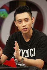 组图：魏晨做客聊演唱会 年轻就要敢想敢做