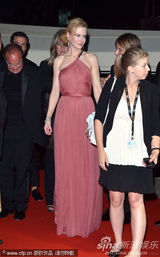 组图：妮可戛纳走秀风情露背 真空激凸艳光四射