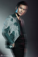 组图：何晟铭杂志封面魅幻大片化身鬼魅绅士