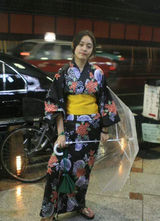 组图：网曝撒贝宁校花新欢系旧爱 俯身戏水走光