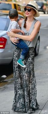 组图：米兰达抱爱子秀红唇 小帅哥萌爆对镜微笑