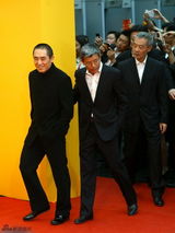 组图：《太平轮》剧组压轴红毯 蔡琳甜蜜挽男友