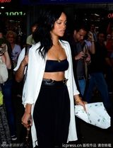 组图：蕾哈娜内衣外穿赶赴纹身会所 粉丝激动献花