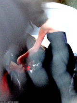 组图：詹妮弗-劳伦斯抹胸裙娇艳似火 现场跌倒