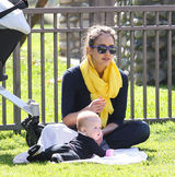 高清图：杰西卡-阿尔芭享受亲子时光小女儿可爱