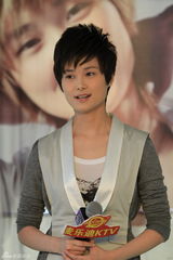 高清图：李宇春获中国邮政青睐 签售明信片遭围堵