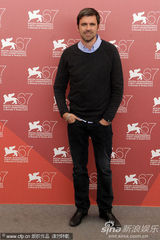 《三》媒体见面会 苏菲-罗艺斯获两男星揽腰护花