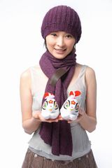 高清图：吴越推拜年写真 喜庆知性显传统女人味