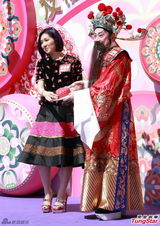 组图：杨千嬅亮相贺岁活动 桃花服饰优雅喜庆