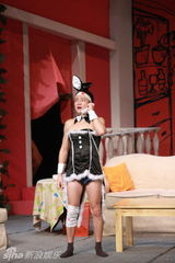 组图：新版《两老婆》首演 喻恩泰扮成情趣兔女郎