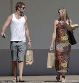 组图：小锤弟拍戏偷闲 不陪未婚妻陪老母