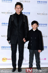 组图：韩星K.Will吴志浩等参加笑星婚礼