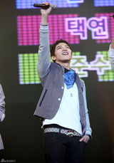 高清组图：韩组合2PM歌迷会互动 帅气秀劲歌热舞