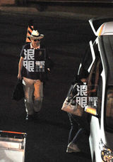 独家：陈凯歌陈红随性打扮恩爱回京