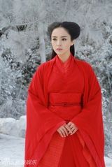 组图：董璇《神雕》再曝照 白发配红衣霸气冷艳