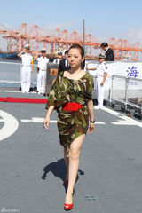 组图：张靓颖献唱舟山舰 英姿潇洒慰问护航官兵 