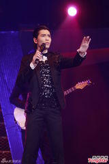 组图：萧敬腾开唱跳骑马舞曝童年照