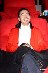 高清组图：李威坐拥美女 宋纪妍化身甜美服务员