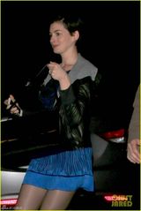 组图：安妮-海瑟薇深夜泡酒吧双颊微红眼神迷离