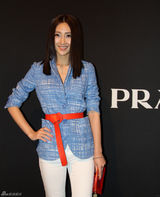 组图：林鹏帅气直发亮相秀场 与师姐巩俐一同出席