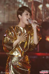 组图：杨丞琳自称集邮女星 与蔡健雅亲吻掀高潮