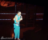 组图：52岁刘德华狂野飚唱 扯衣肌战小巨蛋