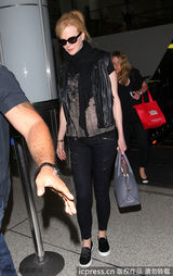 组图：基德曼全黑装扮亮相 墨镜遮面潮味足