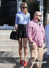 组图：泰勒斯威夫特性感短裙出街 猛男贴身紧随