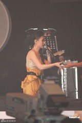 组图：Twins开唱庆出道十年 镇定处理现场意外