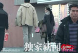 组图：范冰冰回京被围观 不入家门急做美容