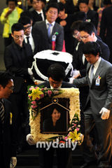 组图：韩自杀主播宋智善出殡 同事送行母亲悲痛欲绝