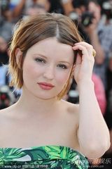 组图：《睡美人》发布会 艾米丽-布朗宁俏皮亮相 