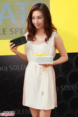 组图：岑丽香贾晓晨携手亮相 笑谈《江南style》