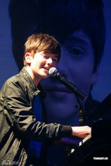 组图：Lady Gaga师弟台北开唱 不插电纲琴独奏