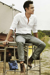 组图：明道秋日大片诠释马语者 与骏马贴面交流