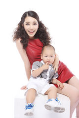 组图：孔维母子亮相杂志封面 时尚妈妈演绎幸福生活