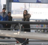 组图：佟丽娅素颜现身机场 等不到座驾打车离开