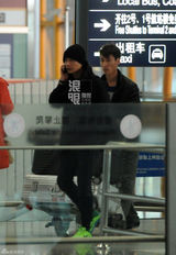 组图：文章独自回京电话不断 一袭黑衣表情神秘